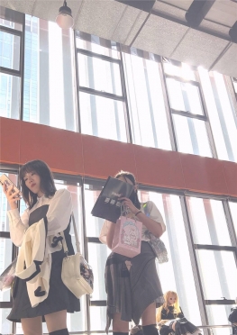 68771逛展会的短裙长腿小姐姐视频