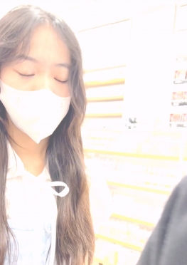 68628戴着口罩逛街的短裙小姐姐女同学视频