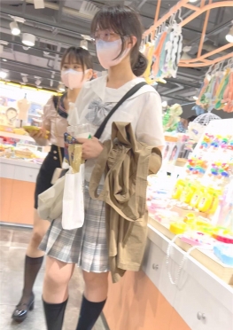 68730戴着口罩逛街的jk短裙长腿小姐姐视频