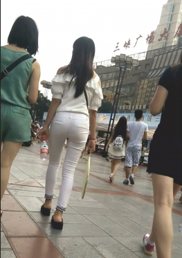 61186-61187逛街的白色紧身裤美女视频