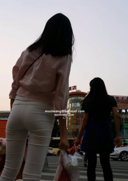 75850街拍逛街的白色紧身裤长腿小姐姐视频
