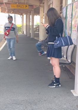 68244乘坐地铁回家的jk短裙女同学视频