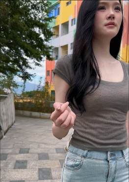 75309-75310逛街的蓝色牛仔裤美女视频