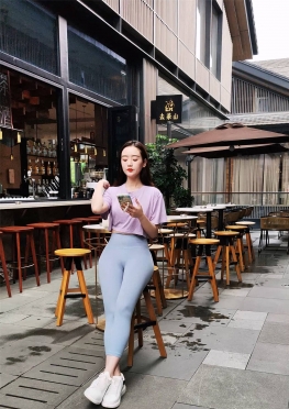 73075爱逛街的灰色紧身瑜伽裤长腿美女视频