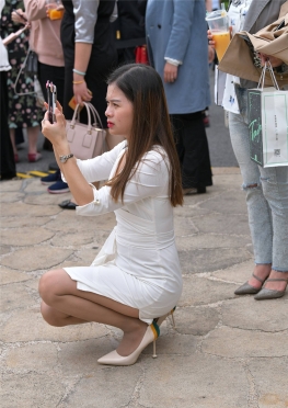 12551开叉白q【18P】蹲下来拍照的小姐姐图片