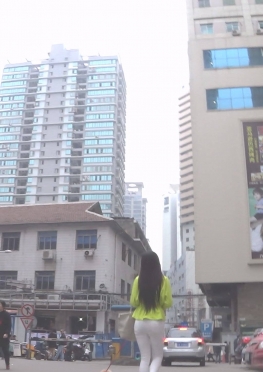 68414牵着小狗逛街的白色紧身裤长腿女孩视频