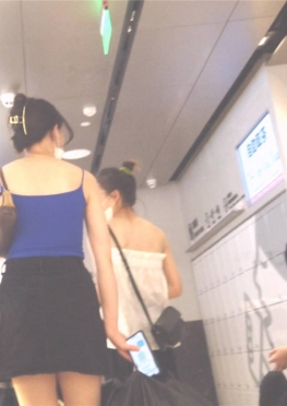 68885魔镜街拍第一站逛街的短裙小姐姐女孩子视频