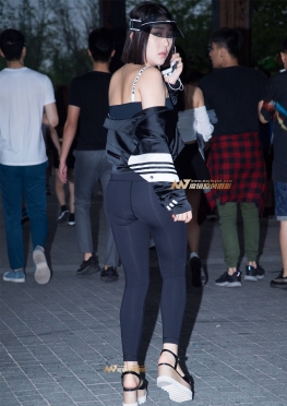 性感丰腴、黑色紧身弹力裤美女