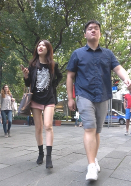 74895-74896逛街的短裤长腿女孩视频