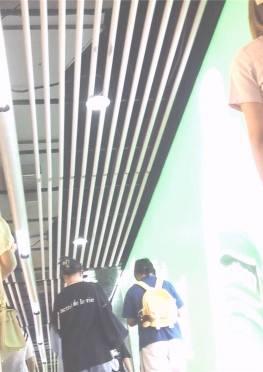 68878去乘坐地铁的jk短裙大长腿女孩子视频