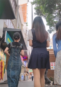 68188逛街的肉丝长腿小姐姐很可爱视频