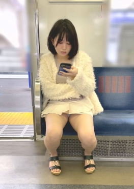 68225坐在我对面的胖乎乎短发短裙白腿小姐姐视频