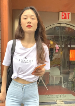 61897一会去店里一会走起路来的紧身牛仔裤长腿女孩视频