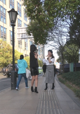 75054逛街的短裙小姐姐视频