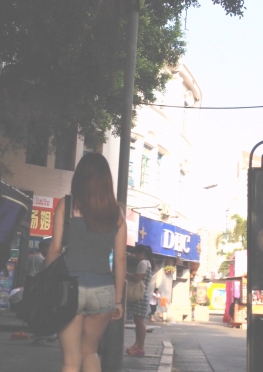 64973-64974魔镜街拍论坛逛街的紧身牛仔热裤短裤美女视频