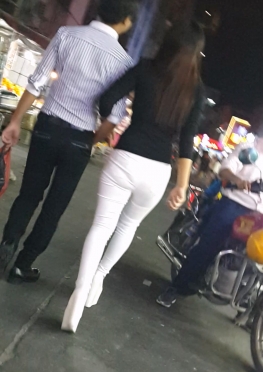 64998夜晚逛街的白色紧身裤大长腿美女视频