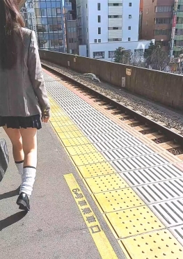 68282去乘坐地铁的超短jk短裙大长腿白腿小姐姐视频