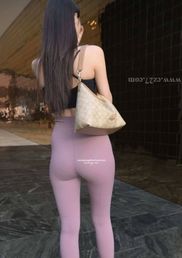 76181-76182爱逛街的紫色紧身瑜伽裤长腿美女视频
