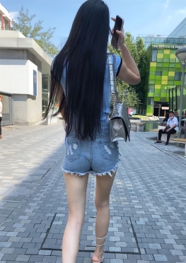 61735逛街的牛仔热裤长腿女孩视频