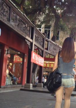 59131-59132穿大街走小巷的紧身牛仔热裤翘臀大长腿美女视频，性感紧致短裤大白腿极品女孩