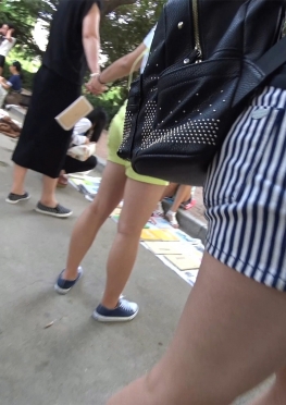 59361学校里行走的热裤大白腿美女同学视频