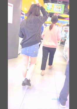 68520逛商场的牛仔短裙长腿女孩子视频