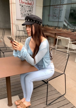 71278-71279戴着帽子一个人逛街的紧身牛仔裤长腿女孩视频