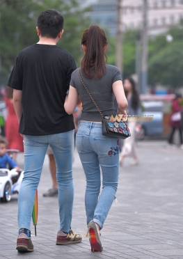 身材超棒牛仔裤少妇美女逛街图片