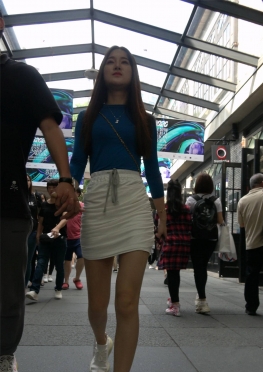 75065逛街的白色短裙小姐姐视频