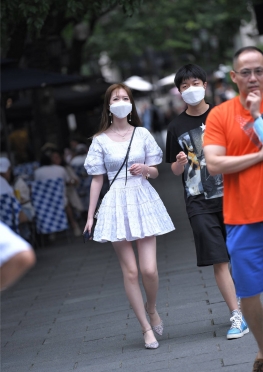 白色长Q【79P】白色长裙裸足高跟鞋少妇图片