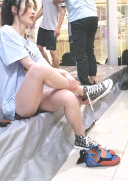 64310-64311喜欢攀岩的黑色超短紧身热裤大白腿美女视频