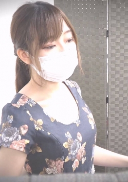 68400在家里换装的短裙小姐姐视频