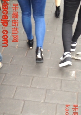 59851-59852逛街的紧身牛仔裤翘臀长腿美女视频
