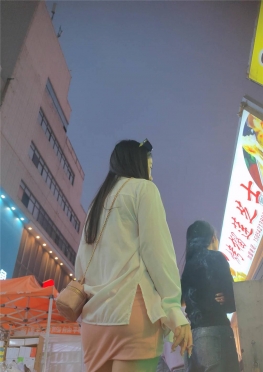 68117逛夜市的粉色短裙大长腿女孩视频