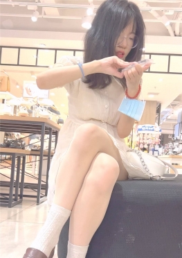 68457逛超市坐下来休息的短裙长腿小姐姐视频