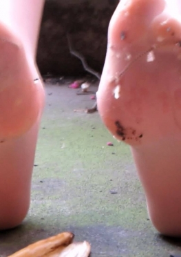 70184-70187在天台上换牛仔热裤的大长腿肉丝足美女视频