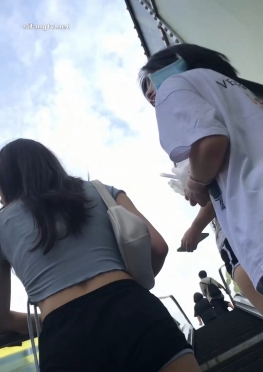 58462逛街黑色热裤大白腿美女视频