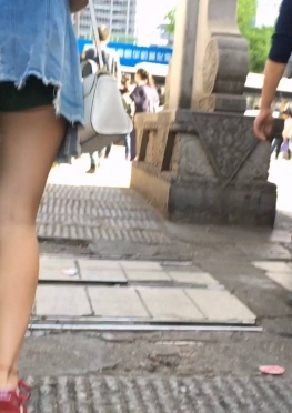 75147街拍绿色紧身热裤短裤长腿美女视频