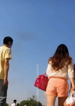 70591-70592逛街的粉色短裤长腿美女视频