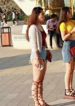 街拍紧致热裤 大月牙 罗马鞋美女