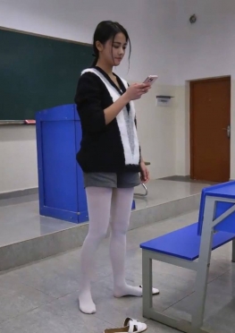 75633-75635躺在教室长椅上的白丝短裤长腿极品美女视频