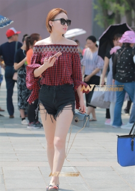 肤白如凝滞，街拍大白腿牛仔热裤长腿美女图