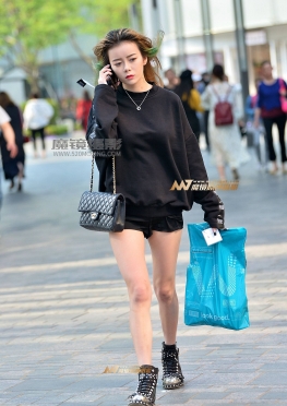 阳光下的星星 街拍超短裤热裤大白腿长腿美女图