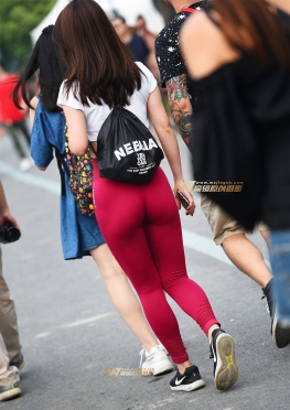 街拍曲线流畅的紧身瑜伽裤长腿美女图片