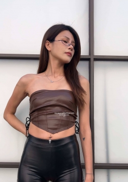 76080逛街的黑色紧身皮裤热裤短裤长腿美女视频