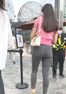 62650-62651逛街的灰色紧身牛仔裤长腿女孩视频