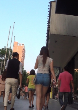 59137一个人逛街的紧身牛仔热裤翘臀长腿美女视频，性感美臀美腿大白腿紧致短裤女孩