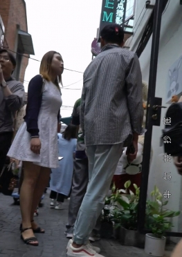 69373逛街的白色短裙大长腿女孩子视频