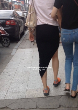 75860逛街的蓝色紧身牛仔裤长腿小姐姐视频