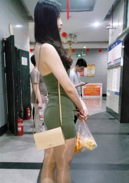 72821-72824买菜回家的短裙大长腿女邻居小姐姐视频